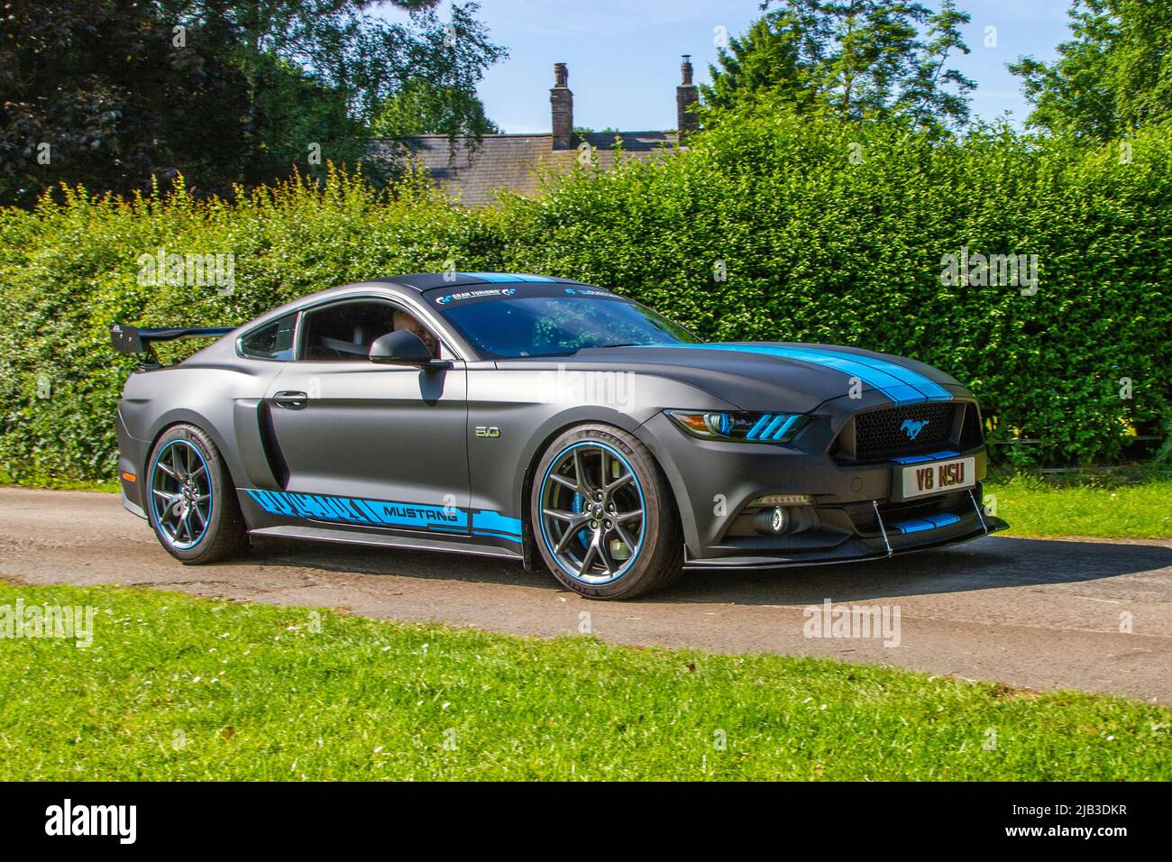 2017 grauer gewickelter Ford Mustang 4951cc 5,0 6 Speed Manual 2DR Sportwagen, Ankunft in worden Park Motor Village für das Leyland Festival, Großbritannien Stockfoto