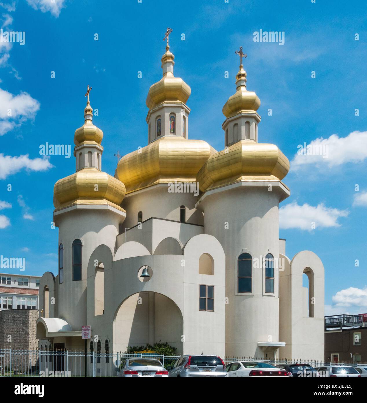St. Michael der Erzengel Ukrainische katholische Kirche mit blauem Himmel und Wolken Baltimore Maryland Stockfoto