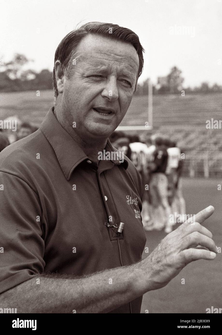 Der legendäre College-Football-Trainer Bobby Bowden (1929-2021) auf dem Feld an der Florida State University in Tallahassee, Florida, am 12. August 1984. (USA) Stockfoto