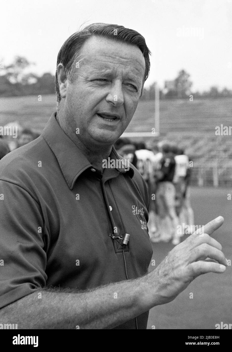 Der legendäre College-Football-Trainer Bobby Bowden (1929-2021) auf dem Feld an der Florida State University in Tallahassee, Florida, am 12. August 1984. (USA) Stockfoto