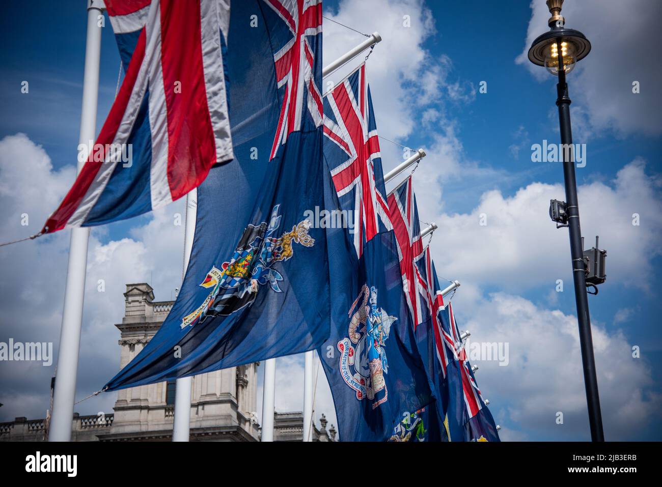 London, Großbritannien. 02.. Juni 2022. Große Flaggen sind auf dem Parliament Square während des Queen Elizabeth II Platinum Jubilee 2022 ausgestellt. Das Ereignis markiert den 70.. Jahrestag ihrer Thronbesteigung am 6. Februar 1952 in London. Kredit: SOPA Images Limited/Alamy Live Nachrichten Stockfoto