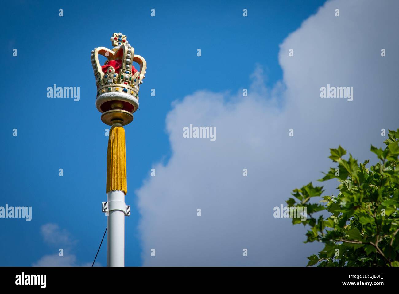 Während des Queen Elizabeth II Platinum Jubilee 2022 wird eine große Krone ausgestellt. Das Ereignis markiert den 70.. Jahrestag ihrer Thronbesteigung am 6. Februar 1952 in London. (Foto von Loredana Sangiuliano / SOPA Images/Sipa USA) Stockfoto