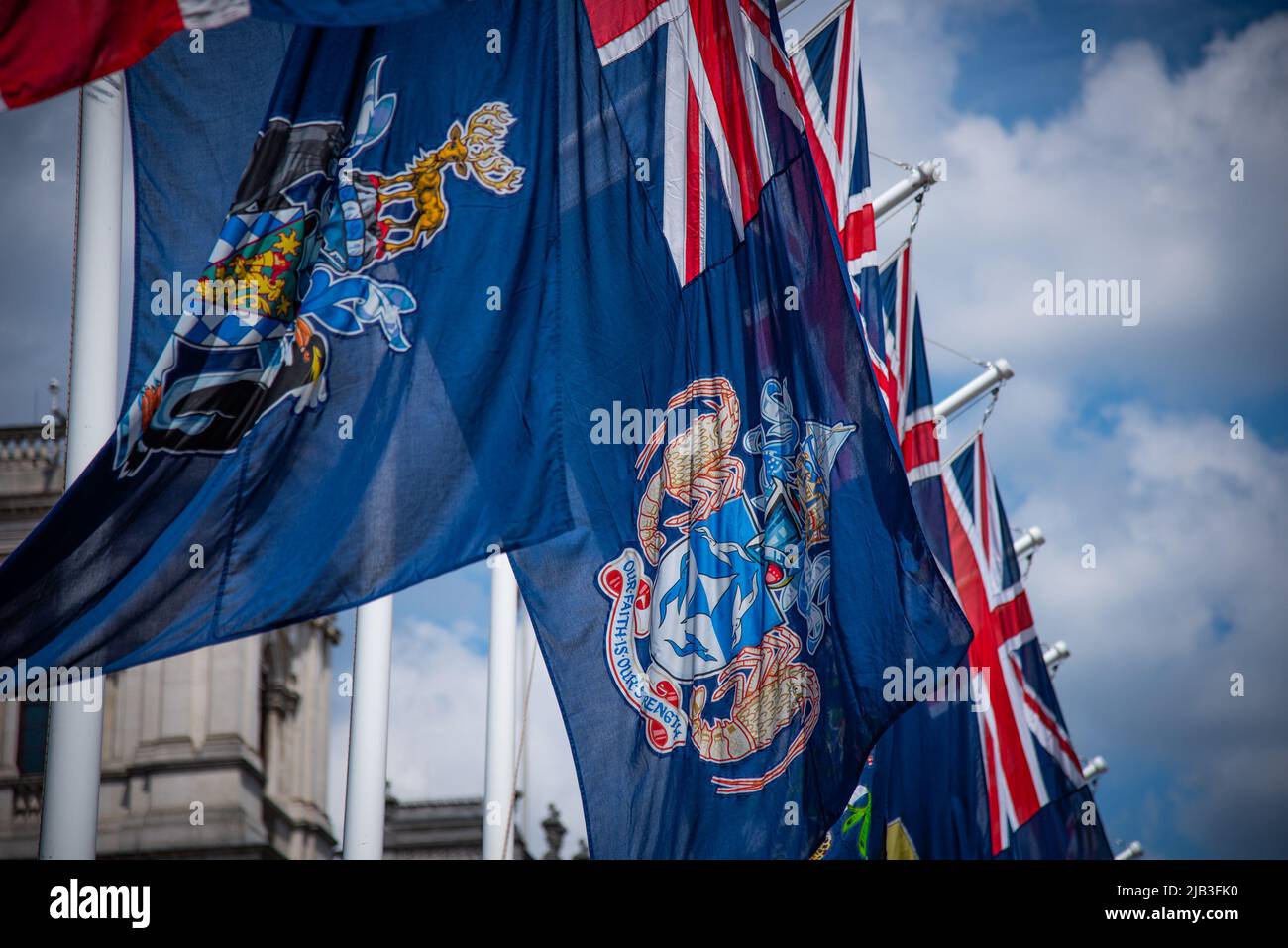 Große Flaggen sind auf dem Parliament Square während des Queen Elizabeth II Platinum Jubilee 2022 ausgestellt. Das Ereignis markiert den 70.. Jahrestag ihrer Thronbesteigung am 6. Februar 1952 in London. (Foto von Loredana Sangiuliano / SOPA Images/Sipa USA) Stockfoto