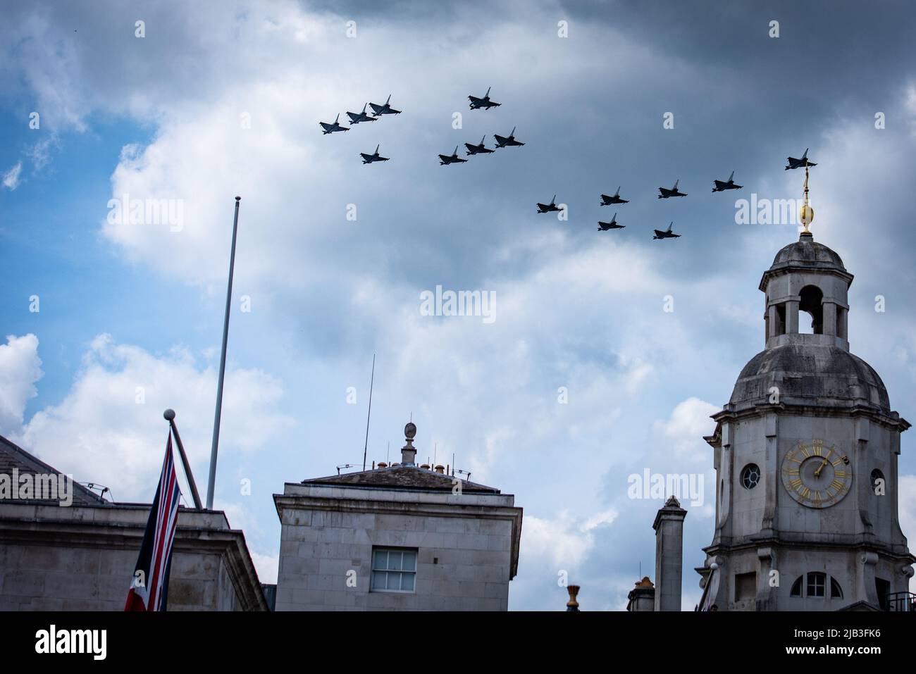 RAF-Taifune bilden während des Flupasts beim Queen Elizabeth II Platinum Jubilee 2022 eine Nummer 70. Das Ereignis markiert den 70.. Jahrestag ihrer Thronbesteigung am 6. Februar 1952 in London. (Foto von Loredana Sangiuliano / SOPA Images/Sipa USA) Stockfoto