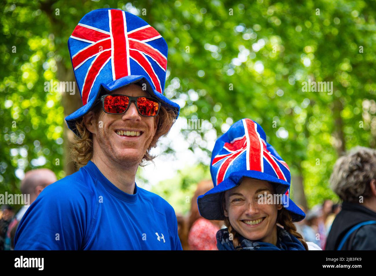 Die Fans werden während des Queen Elizabeth II Platinum Jubilee 2022 mit feierlichen Hüten geschmückt. Das Ereignis markiert den 70.. Jahrestag ihrer Thronbesteigung am 6. Februar 1952 in London. (Foto von Loredana Sangiuliano / SOPA Images/Sipa USA) Stockfoto