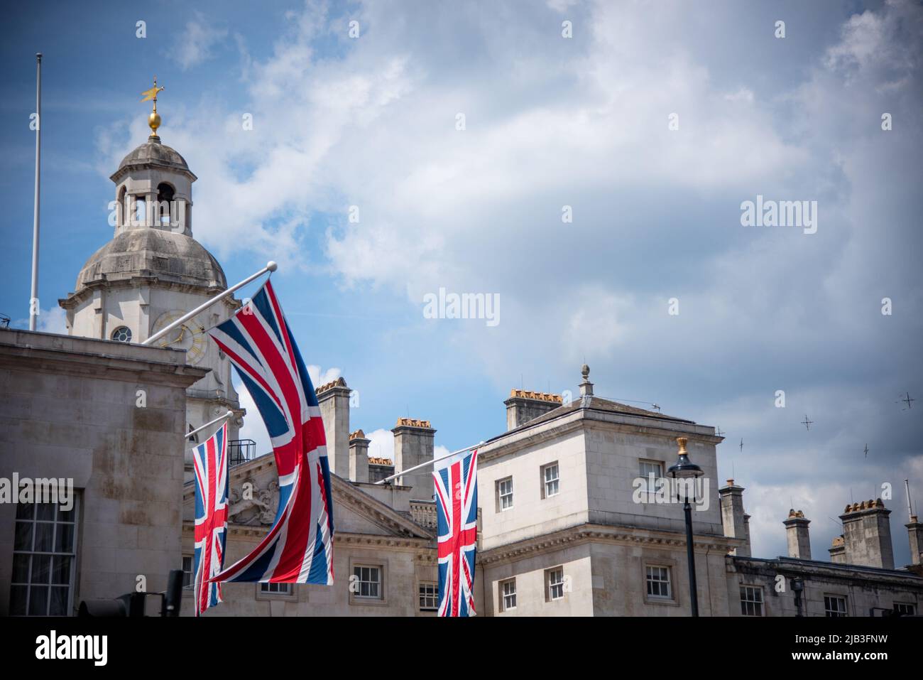 Während des Queen Elizabeth II Platinum Jubilee 2022 werden in Whitehall große britische Flaggen ausgestellt. Das Ereignis markiert den 70.. Jahrestag ihrer Thronbesteigung am 6. Februar 1952 in London. (Foto von Loredana Sangiuliano / SOPA Images/Sipa USA) Stockfoto