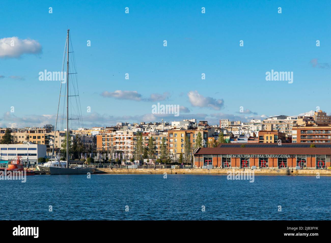 Blick vom Hafen von Tarragona auf das Viertel El Serrallo Stockfoto