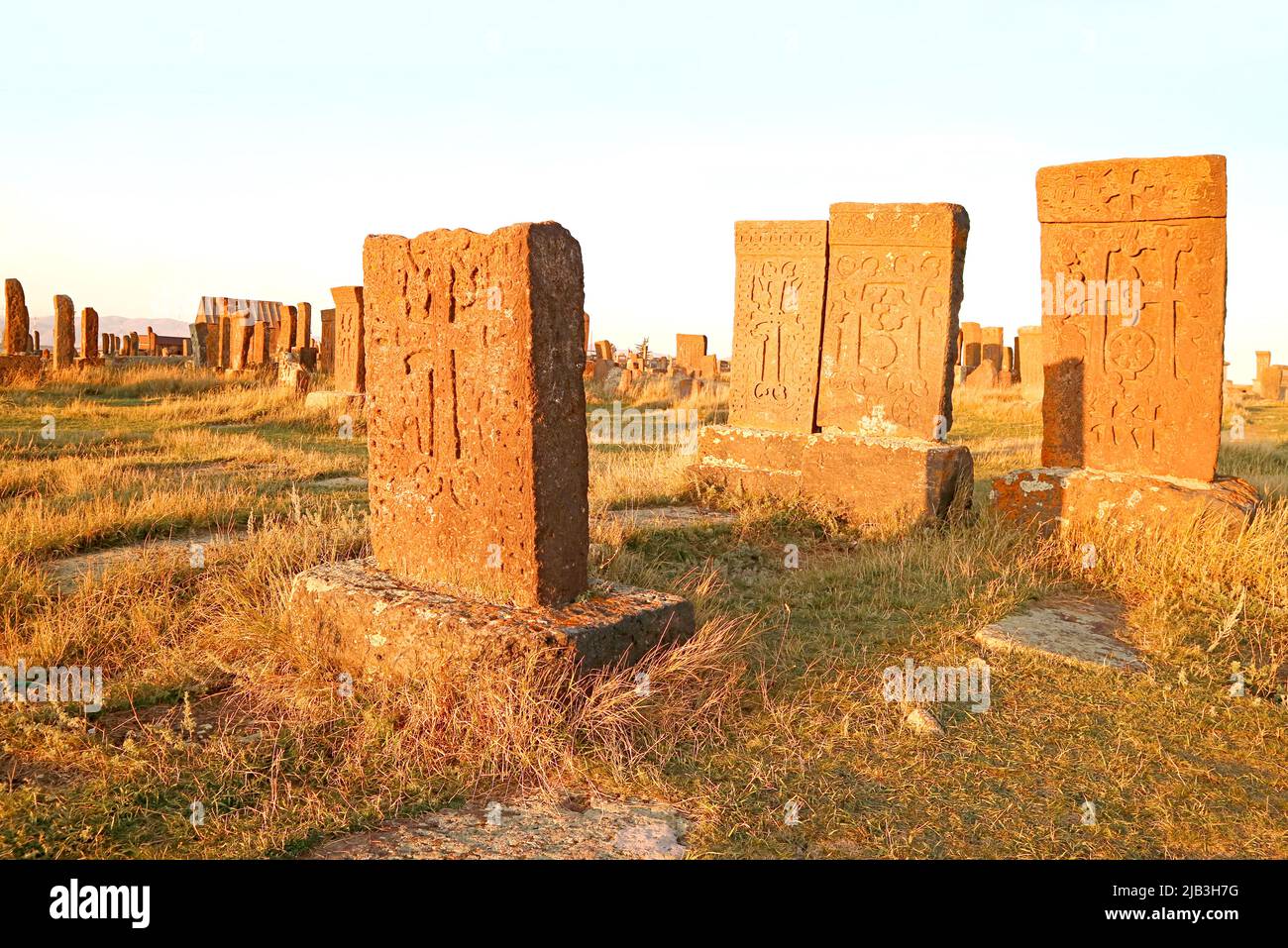 Auf dem mittelalterlichen Friedhof von Noratus, Armenien, ist ein erstaunlicher großer Haufen von frühen Khachkars (armenischer Kreuzstein) erhalten geblieben Stockfoto