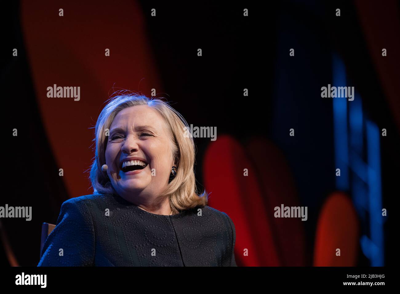 Hay-on-Wye, Wales, Großbritannien. 2.. Juni 2022. Hillary Rodham Clinton im Gespräch mit Helena Kennedy beim Hay Festival 2022, Wales. Quelle: Sam Hardwick/Alamy. Stockfoto