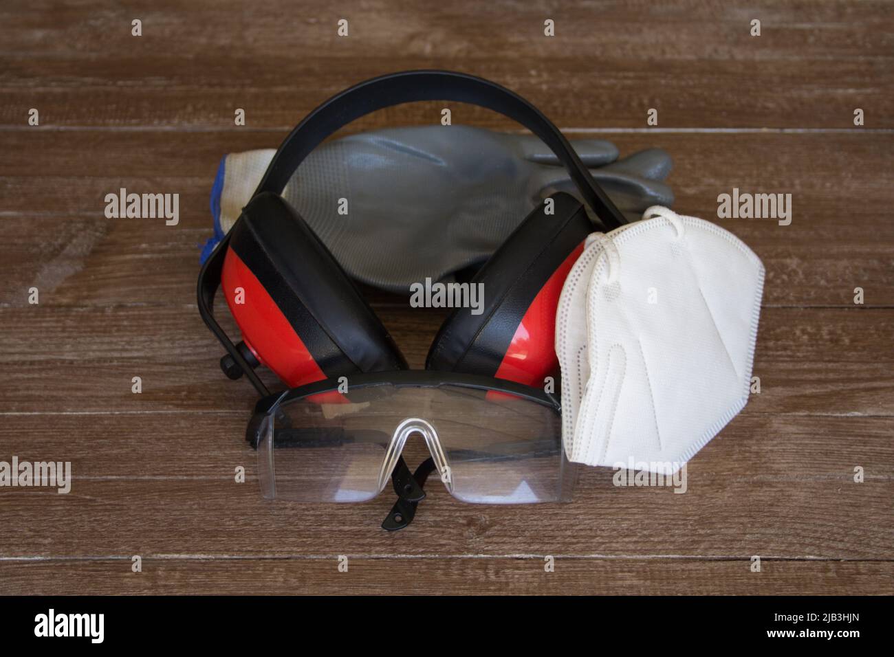Abbildung von Handschuhen, Schutzbrillen, Kopfhörern und Maske Darstellung der persönlichen Schutzausrüstung, die am Arbeitsplatz verwendet werden soll Stockfoto