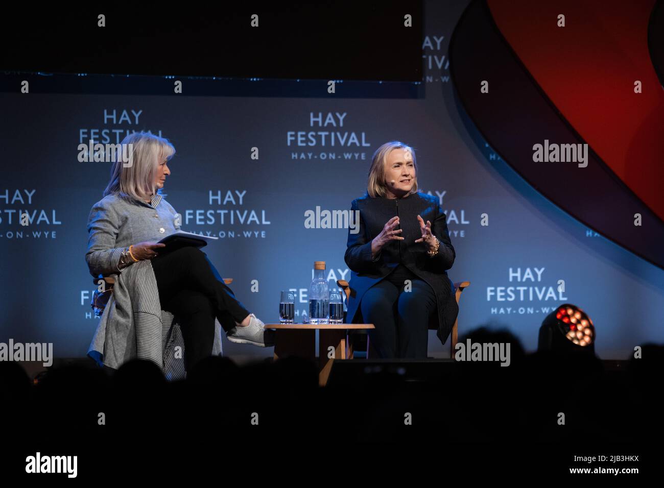 Hay-on-Wye, Wales, Großbritannien. 2.. Juni 2022. Hillary Rodham Clinton im Gespräch mit Helena Kennedy beim Hay Festival 2022, Wales. Quelle: Sam Hardwick/Alamy. Stockfoto