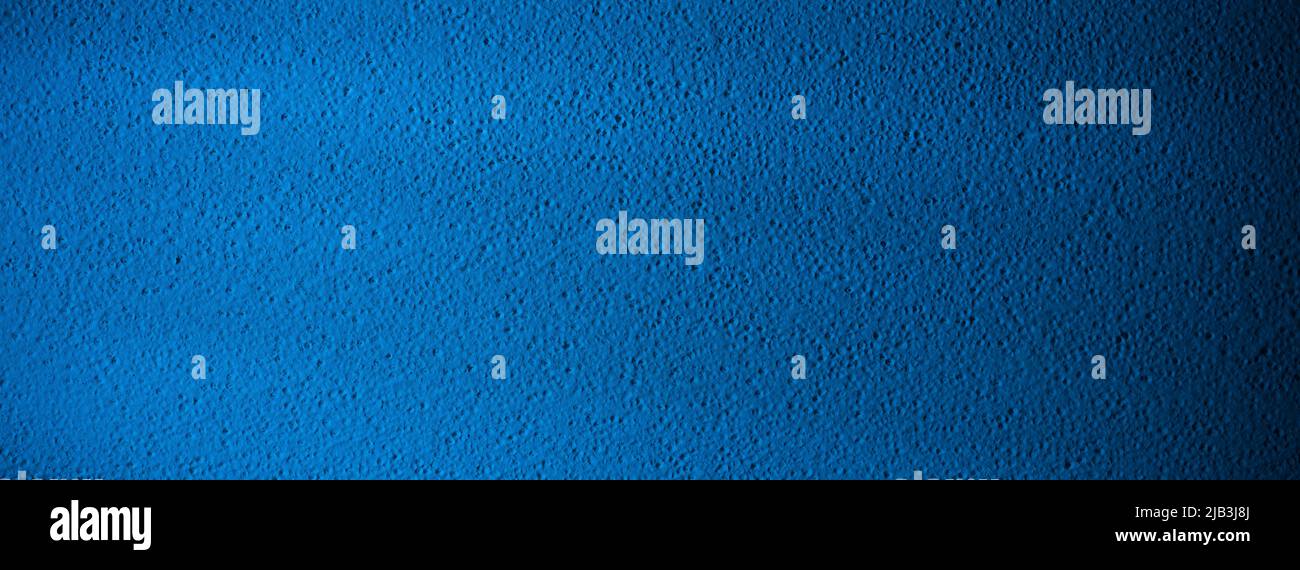 Blau bemalter Wandhintergrund oder Textur. Dunkelblaue Panorama-Hintergrundfläche für Banner Stockfoto