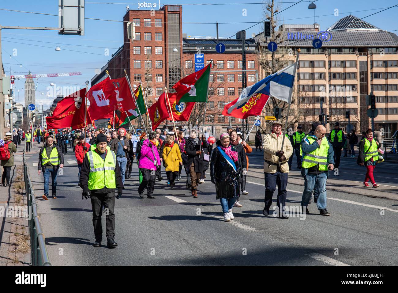 Paavo Arhinmäki und Li Andersson führen am Internationalen Arbeitertag in Helsinki, Finnland, eine sozialistische Parade durch Stockfoto