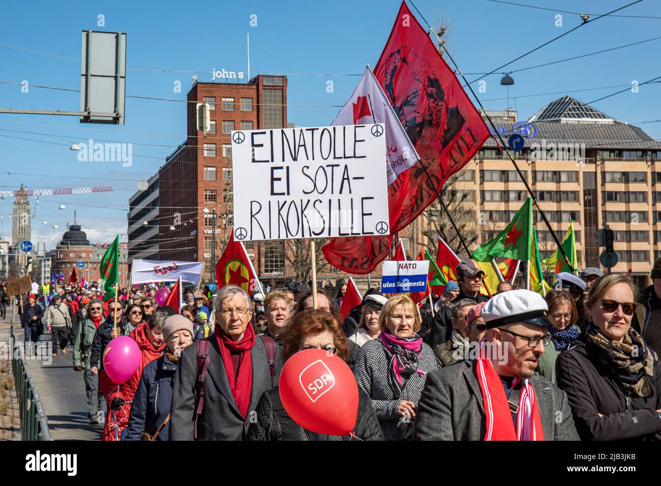 EI NATOLLE. Handgeschriebenes Schild bei der sozialistischen Parade zum 1. Mai am Internationalen Arbeitertag in Helsinki, Finnland. Stockfoto