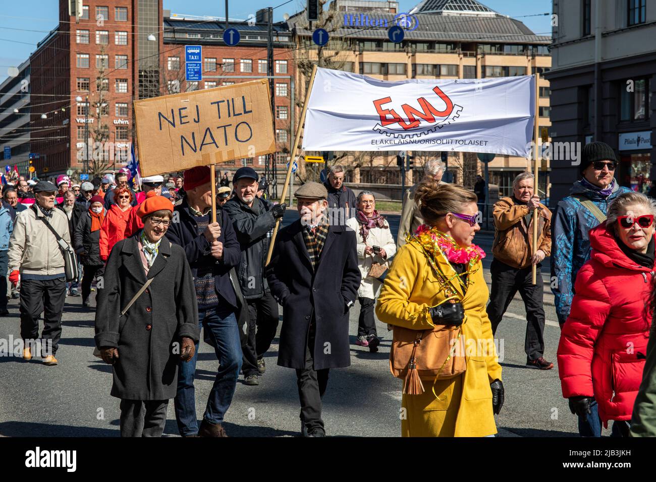Bis zur NATO. Handgeschriebenes Anti-nato-Zeichen bei der sozialistischen Parade zum 1. Mai am Internationalen Arbeitertag in Helsinki, Finnland. Stockfoto