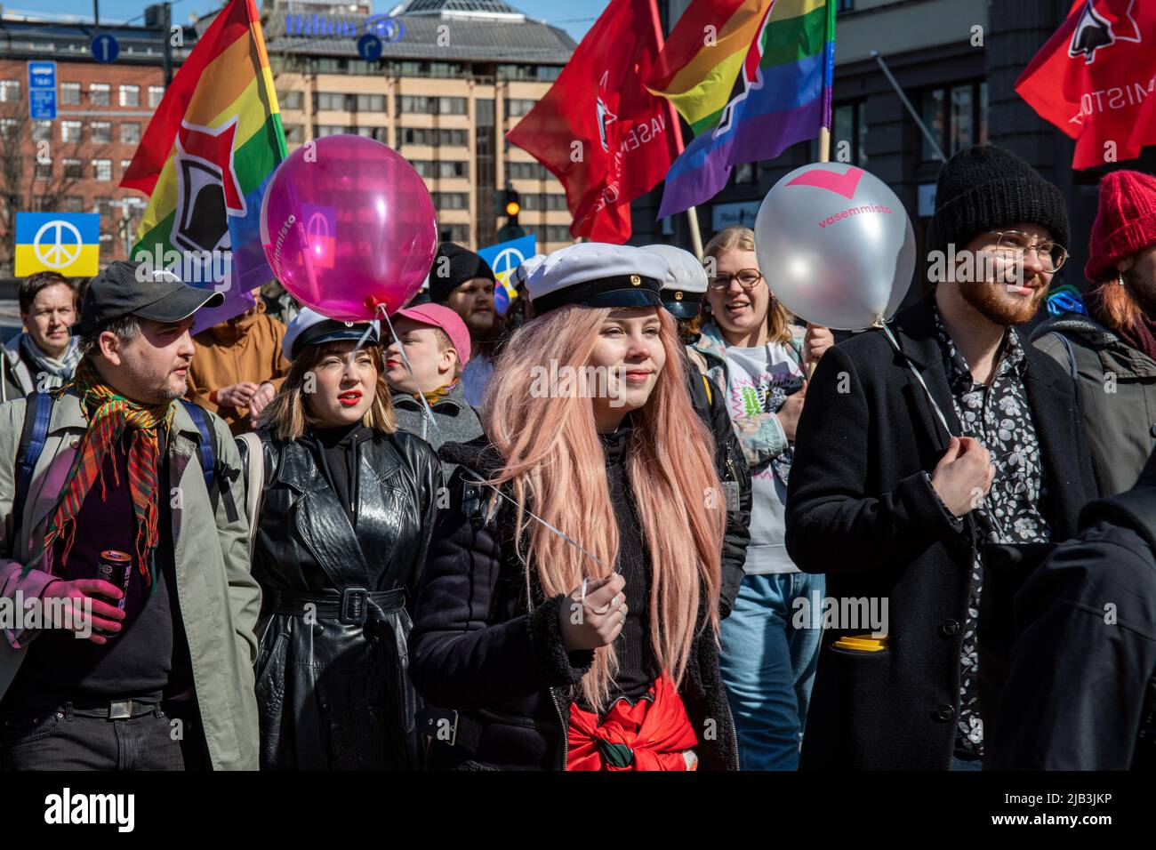 Junge Menschen mit Ballons und Fahnen bei der sozialistischen Parade zum 1. Mai am Internationalen Arbeitertag in Helsinki, Finnland Stockfoto