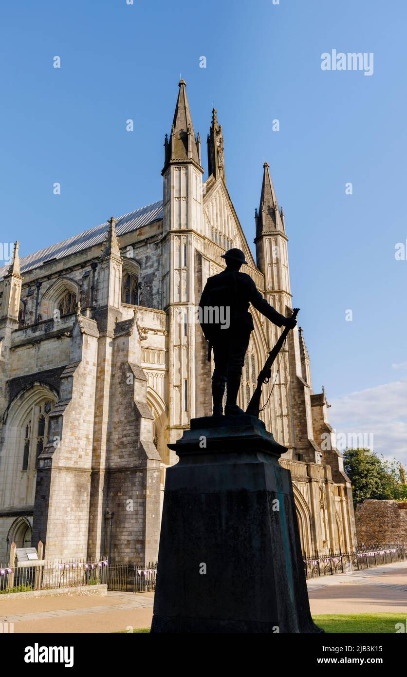 Gedenkstätte Bronzestatue eines Schützen des königlichen Gewehr-Korps von Winchester Cathedral in Cathedral Close, Winchester, Hampshire Stockfoto