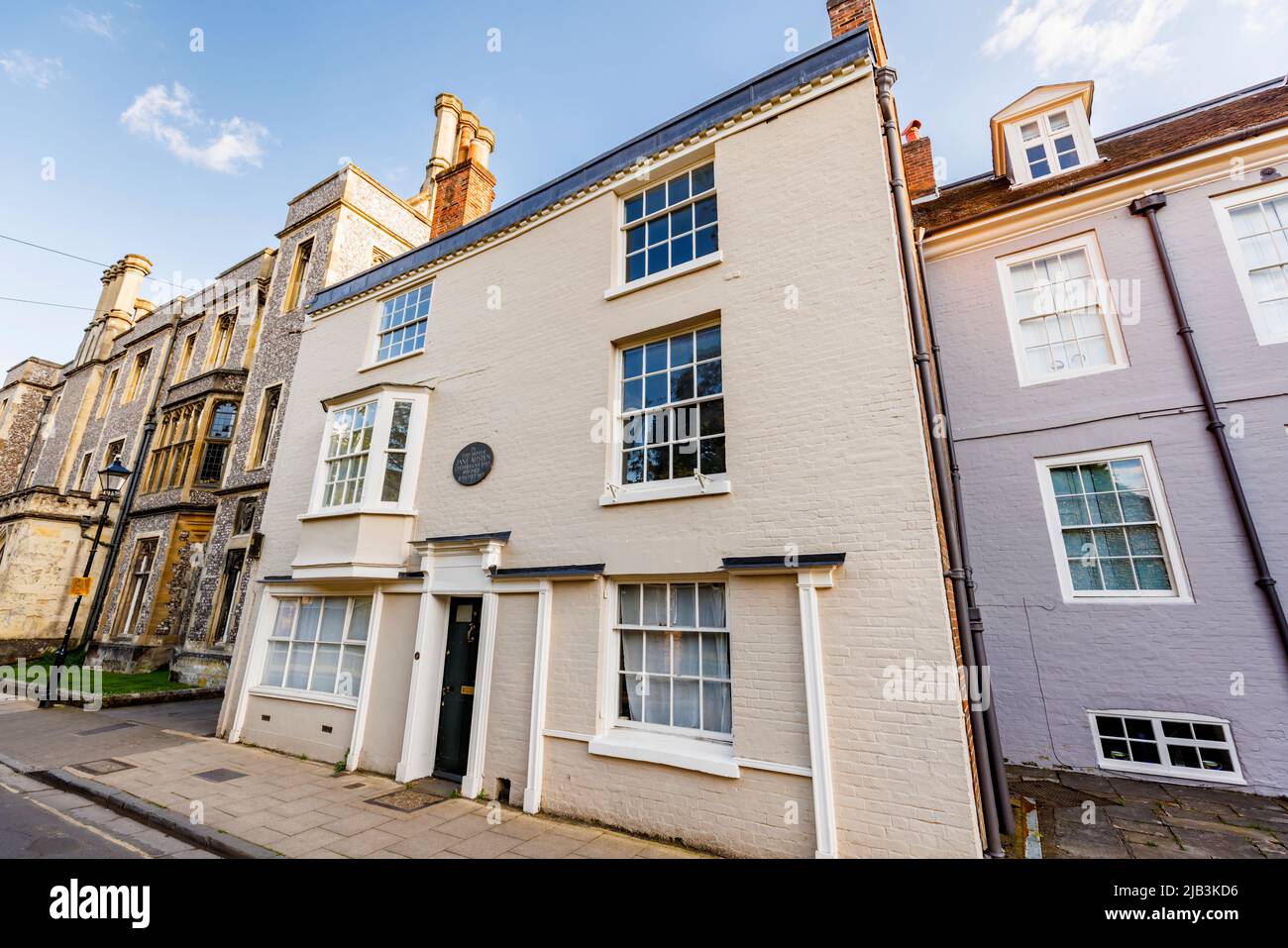 Das historische Haus, in dem die Schriftstellerin Jane Austen 1817 lebte und starb, in der College Street, Winchester, Hampshire, England, Mit Gedenktafel Stockfoto