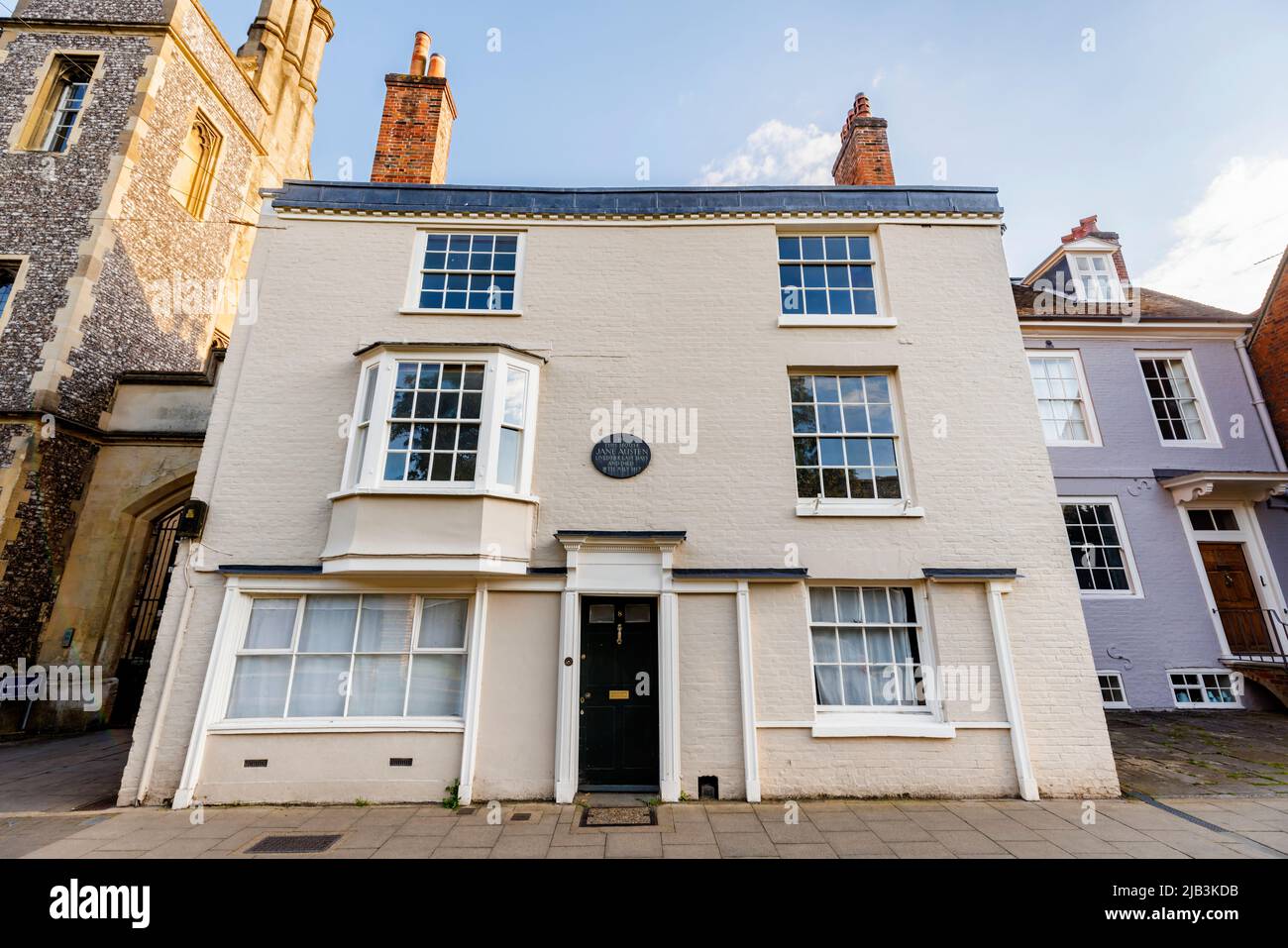 Das historische Haus, in dem die Schriftstellerin Jane Austen 1817 lebte und starb, in der College Street, Winchester, Hampshire, England, Mit Gedenktafel Stockfoto