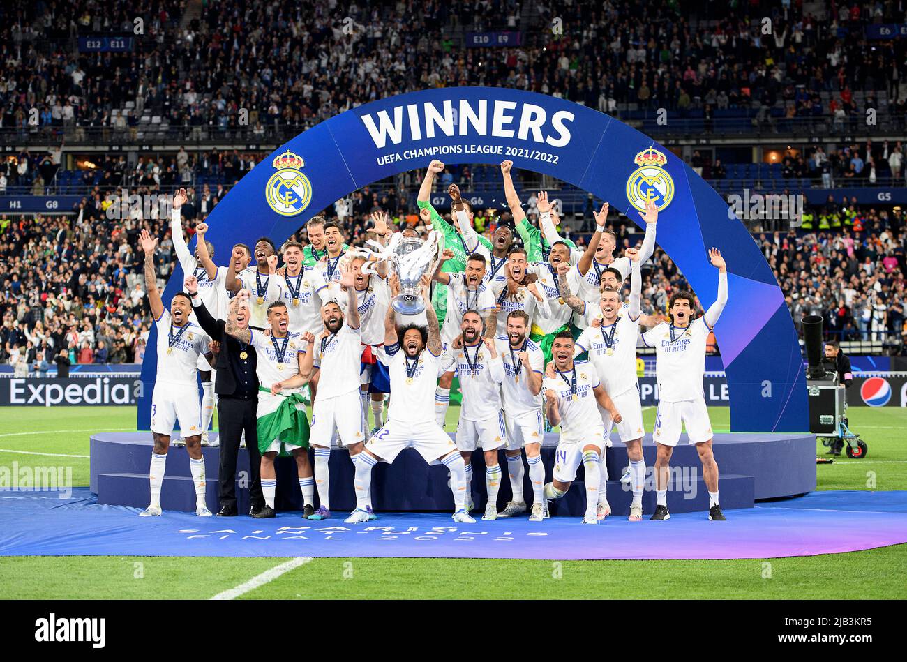 Siegerehrung, Jubilierung Team Real mit der Trophäe, Teamfoto, MARCELO (Real) hält die Trophäe, Team, Fußball Champions League Finale 2022, FC Liverpool (LFC) - Real Madrid (Real) 0: 1, am 28.. Mai 2022 in Paris/Frankreich. Â Stockfoto