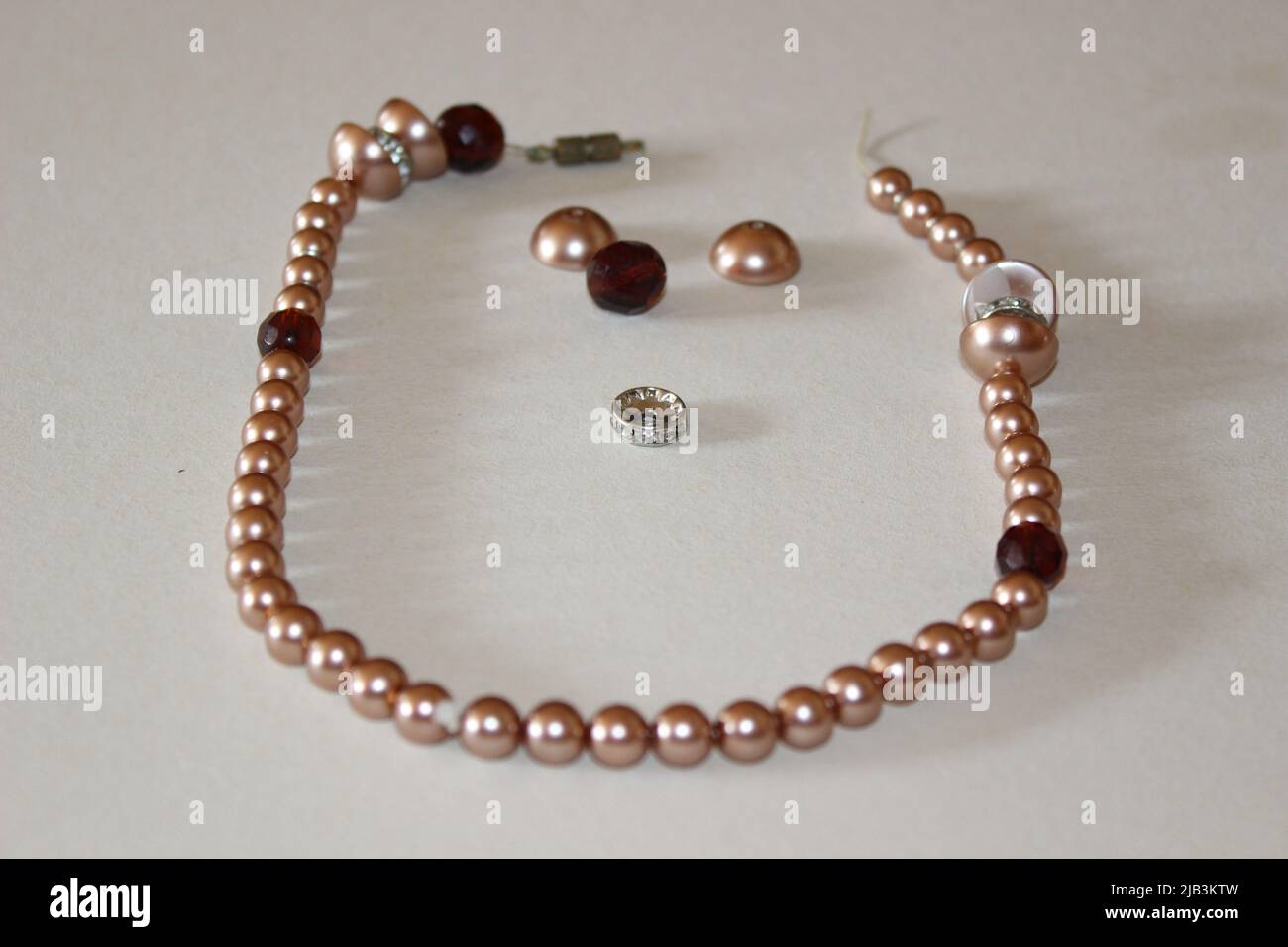 Verstreute Perlen auf dem Tisch Stockfoto