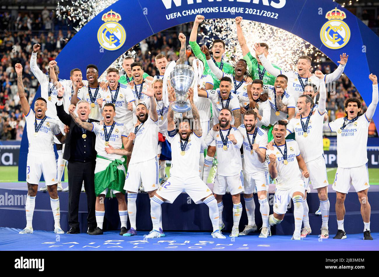 Siegerehrung, Jubilierung Team Real mit der Trophäe, Teamfoto, MARCELO (Real) hält die Trophäe, Team, Fußball Champions League Finale 2022, FC Liverpool (LFC) - Real Madrid (Real) 0: 1, am 28.. Mai 2022 in Paris/Frankreich. Â Stockfoto