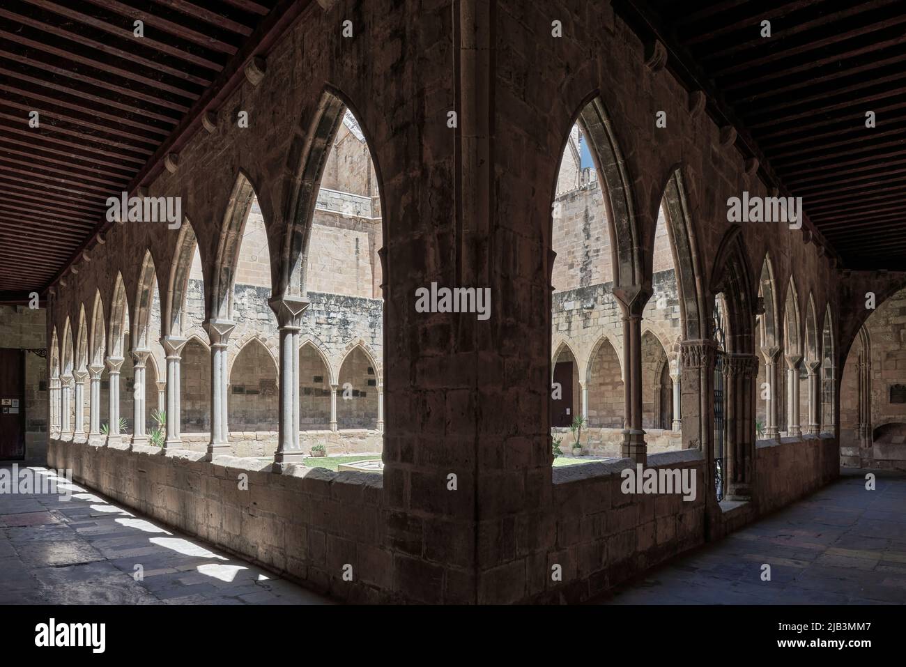 Katalanische gotische Kreuzgang Innenraum der Kathedrale Santa María de Tortosa aus dem 14.. Jahrhundert, Provinz Tarragona, Katalonien, Spanien, Europa Stockfoto