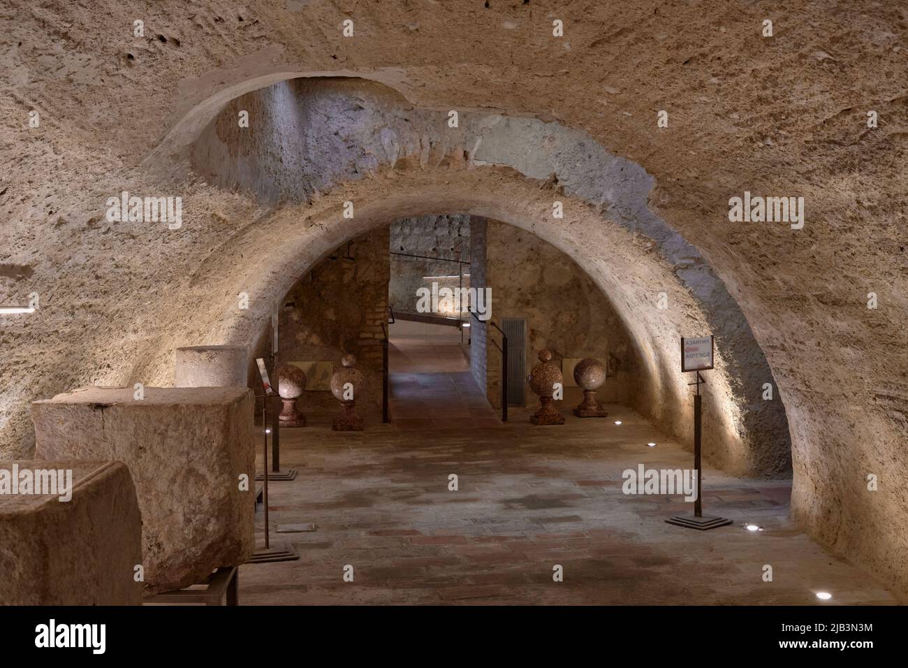 Ausstellung historischer Kunst und Dokumente aus 9 Jahrhunderten in der Basilika Santa María de Tortosa, Tarragona, Katalonien, Spanien. Stockfoto