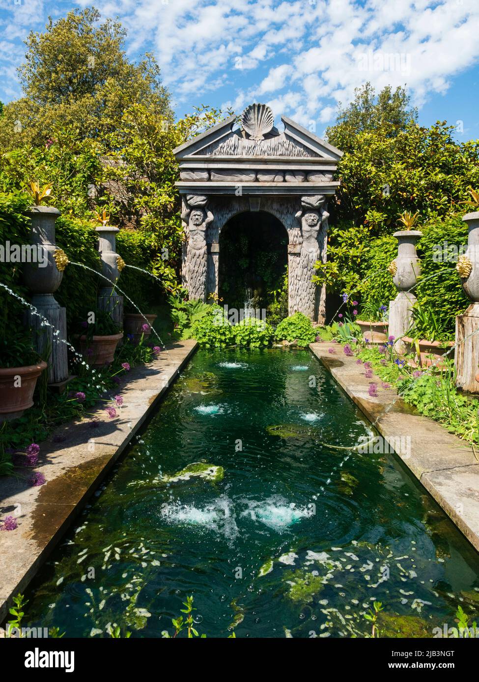 Formeller Pool, kunstvoller Pavillon und Wasserspeier im „Collector“ Earl's Garden im Arundel Castle, West Sussex, Großbritannien Stockfoto