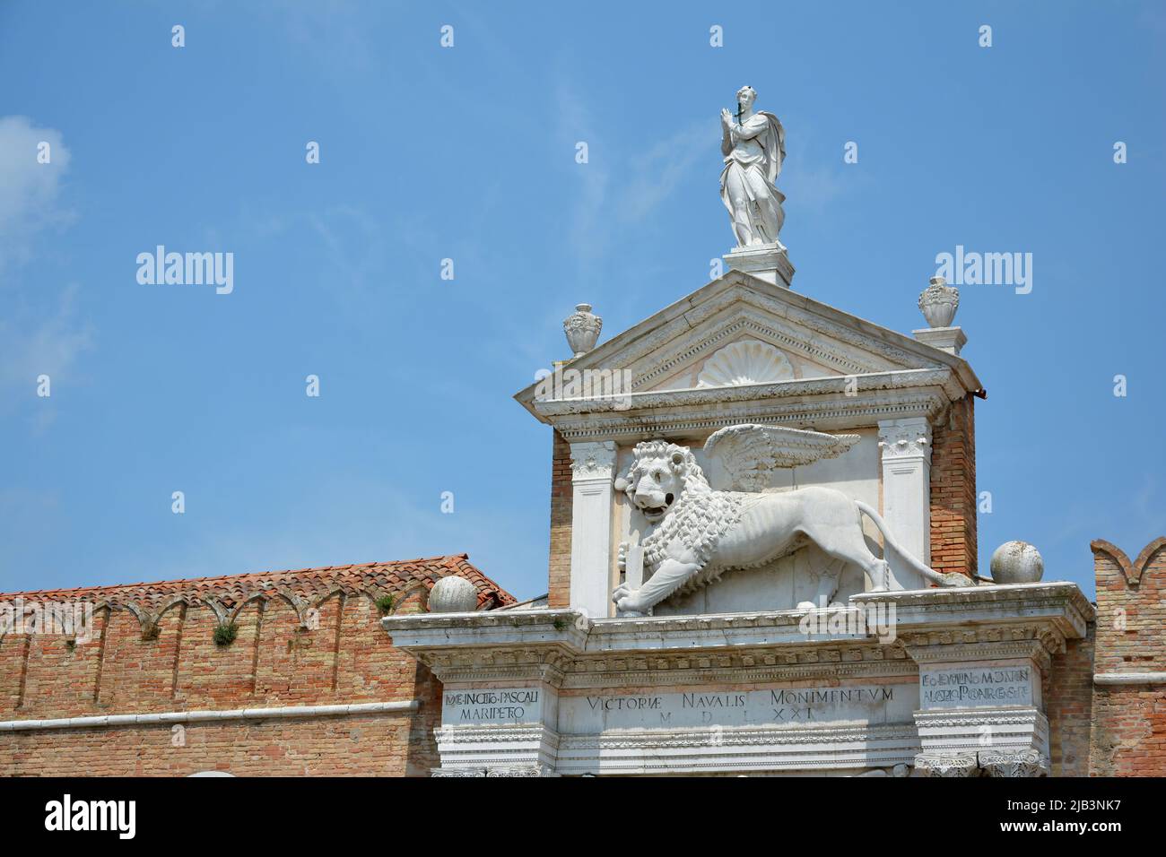 Steinlöwe des Heiligen Markus über dem Haupttor des venezianischen Arsenals Stockfoto