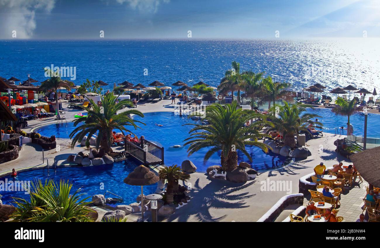 Puerto de la cruz, Teneriffa - Oktober 9. 2010: Schöner öffentlicher Meerwasserpool am Meer, Atlantik-Horizont, Abendsonne (Fokus auf Stockfoto