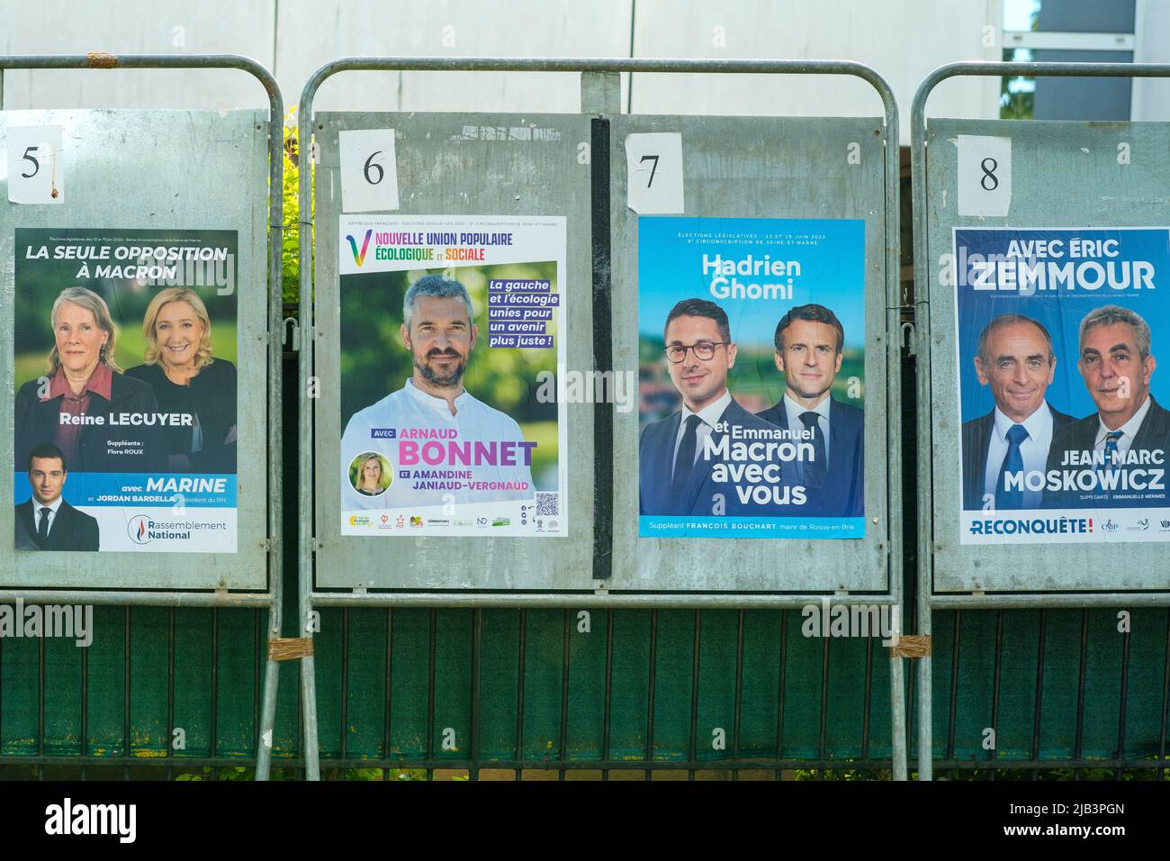 Paris, Frankreich - 2. Juni 2022 : Plakate aller wichtigen Politiker Frankreichs für die Parlamentswahlen Stockfoto