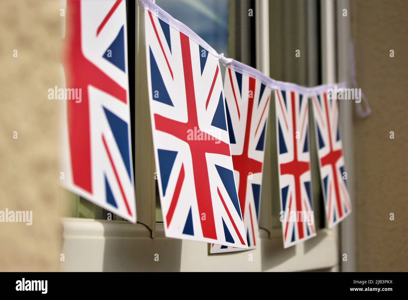 Hängendes Banner von Gewerkschaftsjacken, Flagge des Vereinigten Königreichs, im Freien gesehen. Hing für das Platin-Jubiläum. Stockfoto