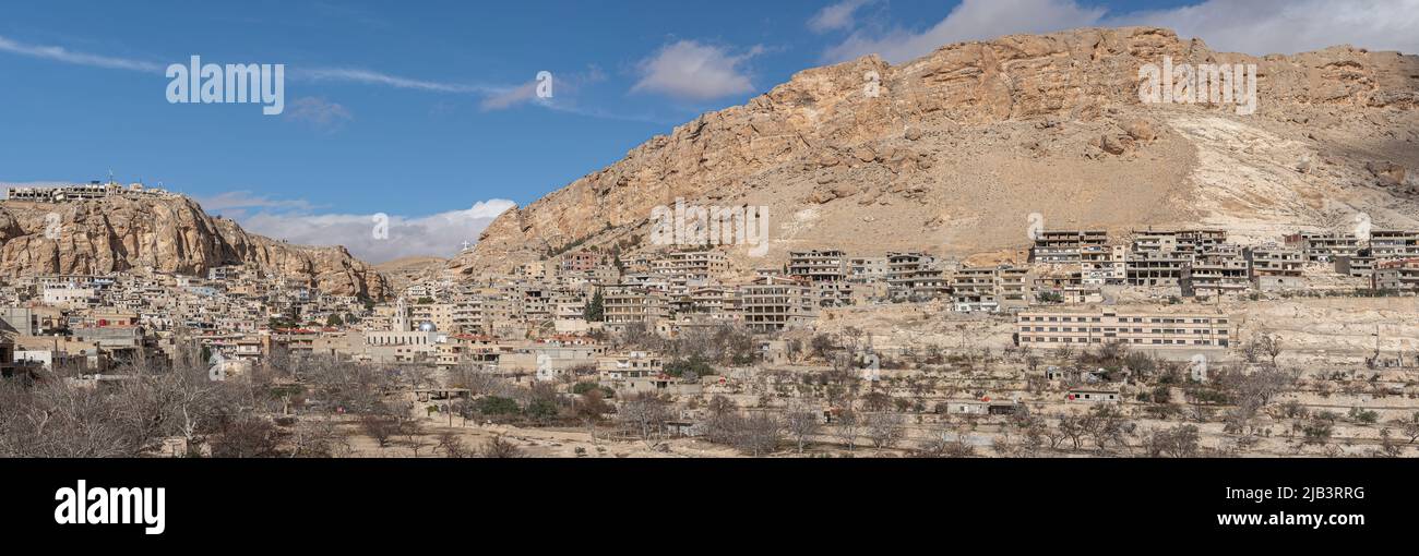 Die Stadt Maaloula im Süden Syriens wurde in den zerklüfteten Berghang gebaut Stockfoto