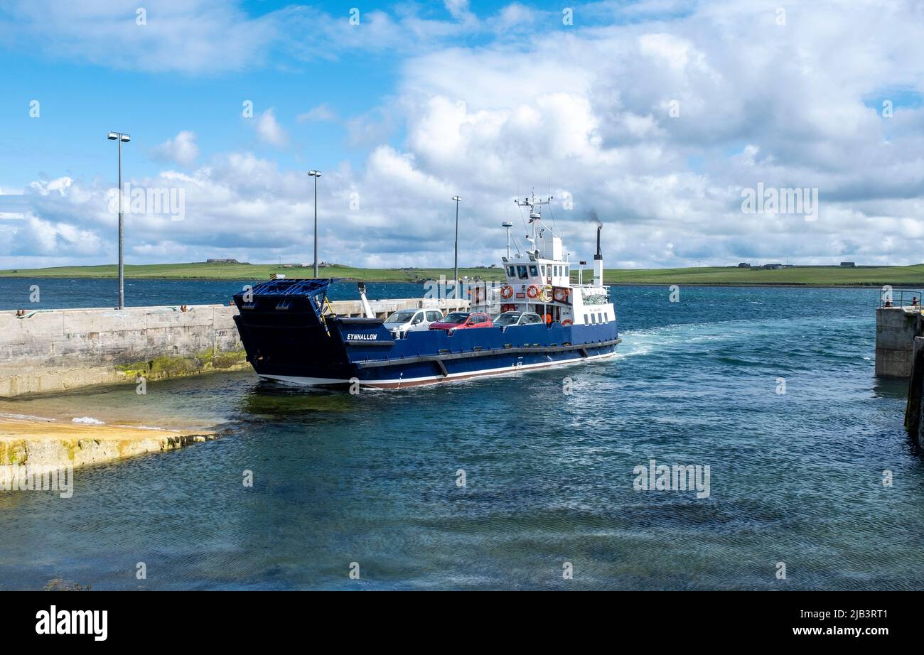 Die Eynehallow-Fähre kommt in Brinian auf der Insel Rousay, Orkney Islands, Schottland an. Stockfoto