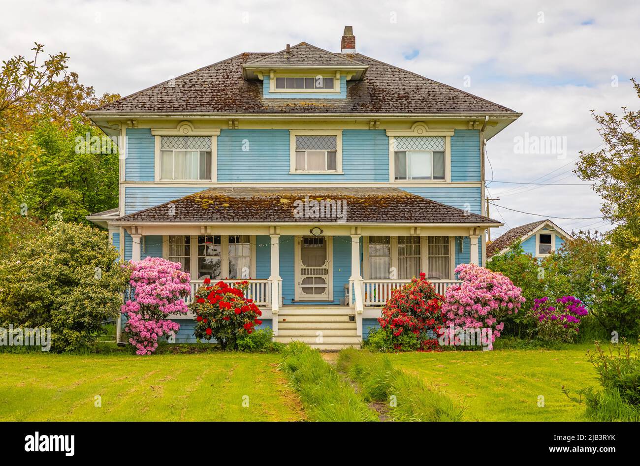 Typisches altes Luxushaus in Kanada. Großes Luxushaus mit Terrasse und Blumen. Selektiver Fokus, kein Straßenfoto. Stockfoto