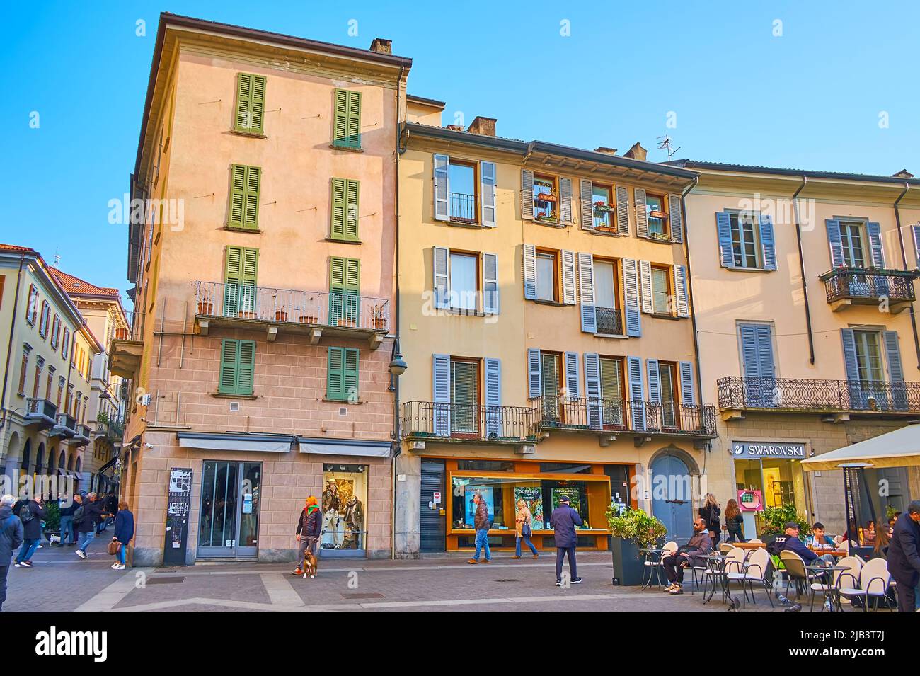 COMO, ITALIEN - 20. MÄRZ 2022: Piazza del Duomo mit historischen Stadthäusern, Geschäften und Restaurants, am 20. März in Como Stockfoto