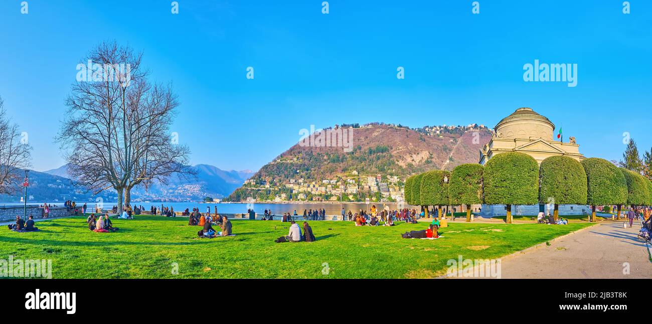 COMO, ITALIEN - 20. MÄRZ 2022: Der Garten Tempio Voltiano ist der perfekte Ort, um am 20. März das Picknick am Comer See und am Monte Boletto im Hintergrund zu genießen Stockfoto