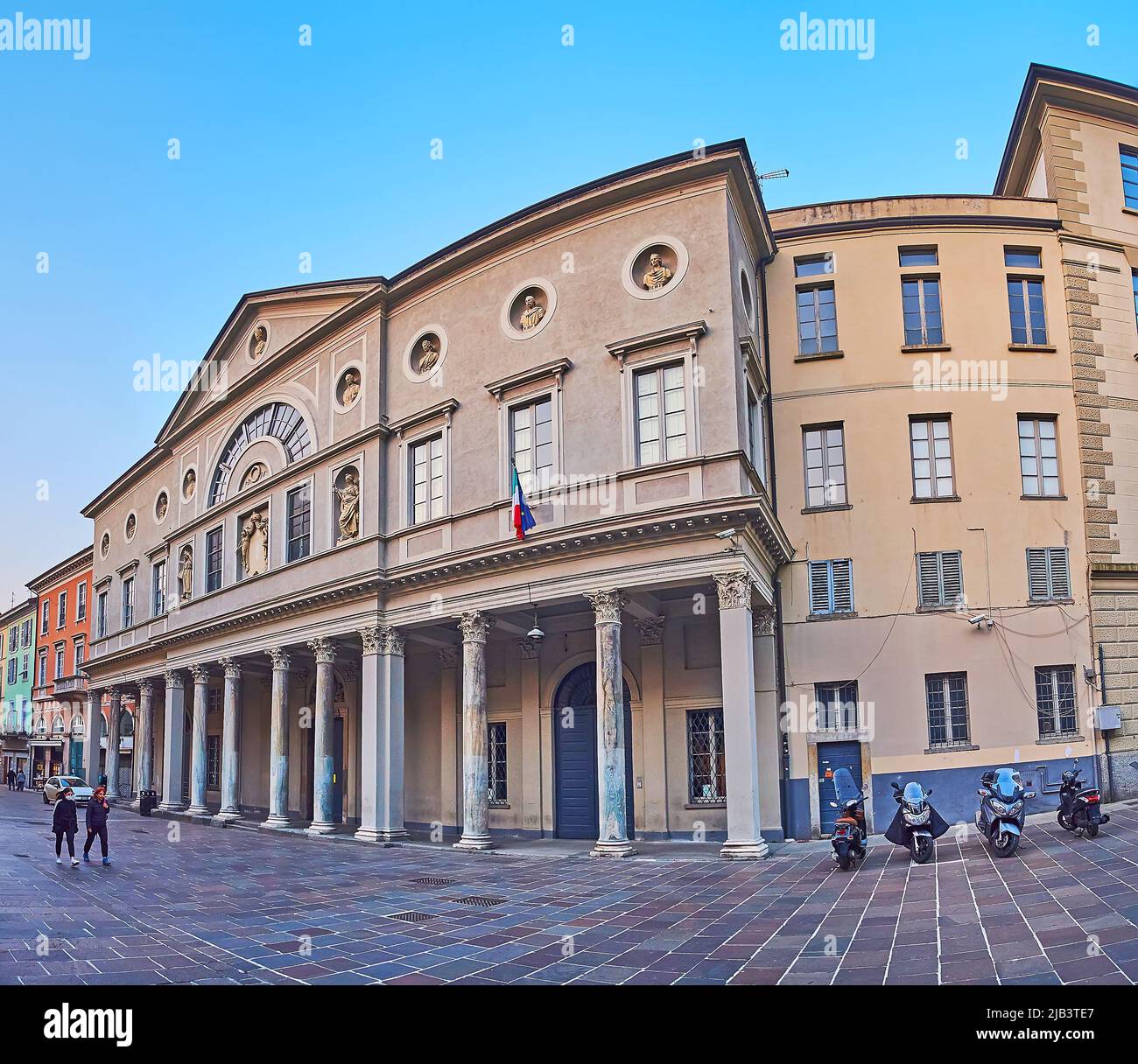 COMO, ITALIEN - 20. MÄRZ 2022: Panorama des Largo Gianfranco Miglio mit Blick auf die Fassade des Liceo Alessandro Volta Gymnasiums, am 20. März in Como Stockfoto