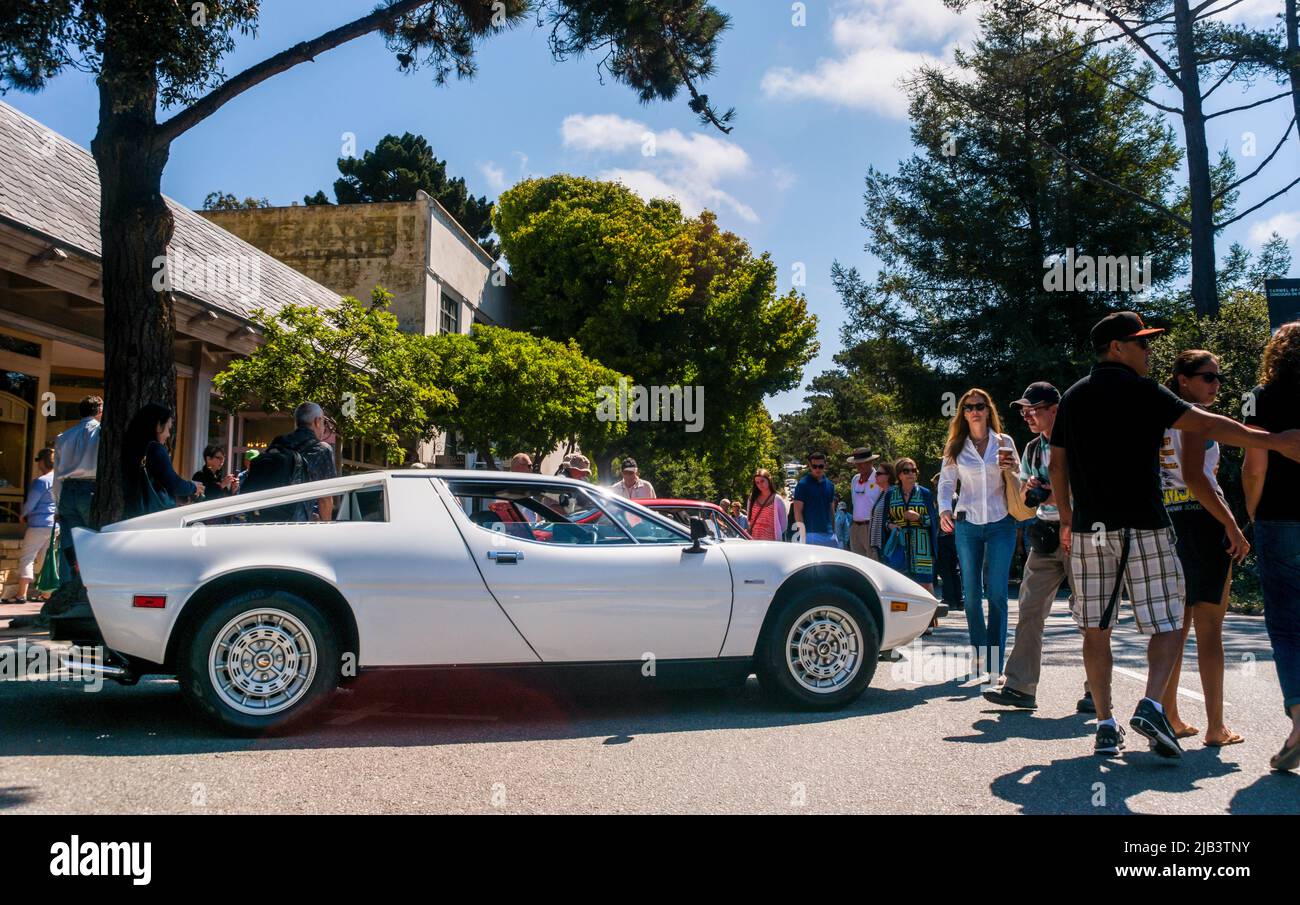 Die Zuschauer genießen die Autos und die Sonne des Carmel-by-the-Sea Concours auf der Avenue während der Monterey Car Week Stockfoto