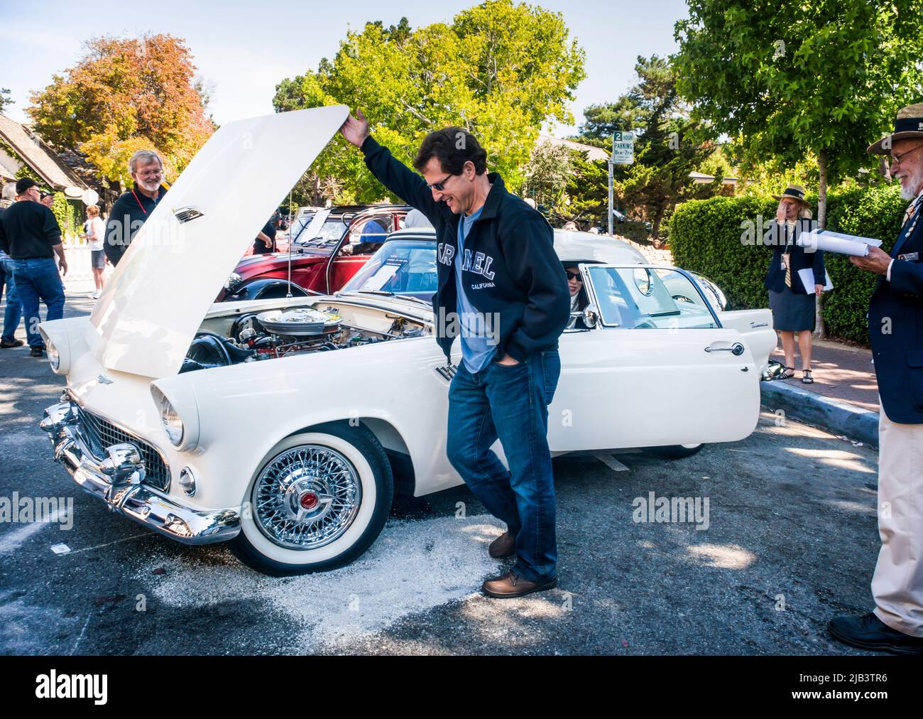Während der Monterey Car Week wird ein Auto auf dem Carmel-by-the-Sea Concours auf der Avenue bewertet Stockfoto