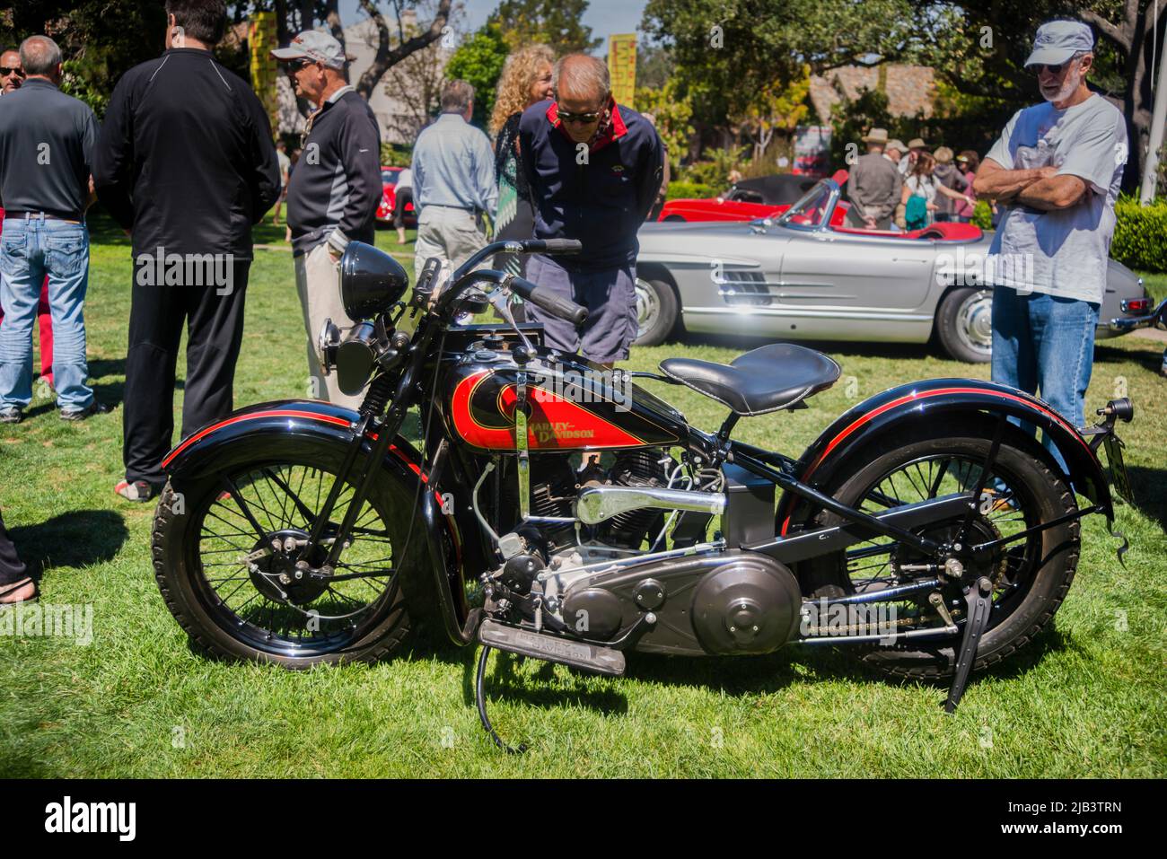 Zuschauer bewundern ein klassisches Motorrad in der Innenstadt von Carmel, das während der Monterey Car Week auf dem Carmel-by-the-Sea Concours auf der Avenue gesehen wird Stockfoto