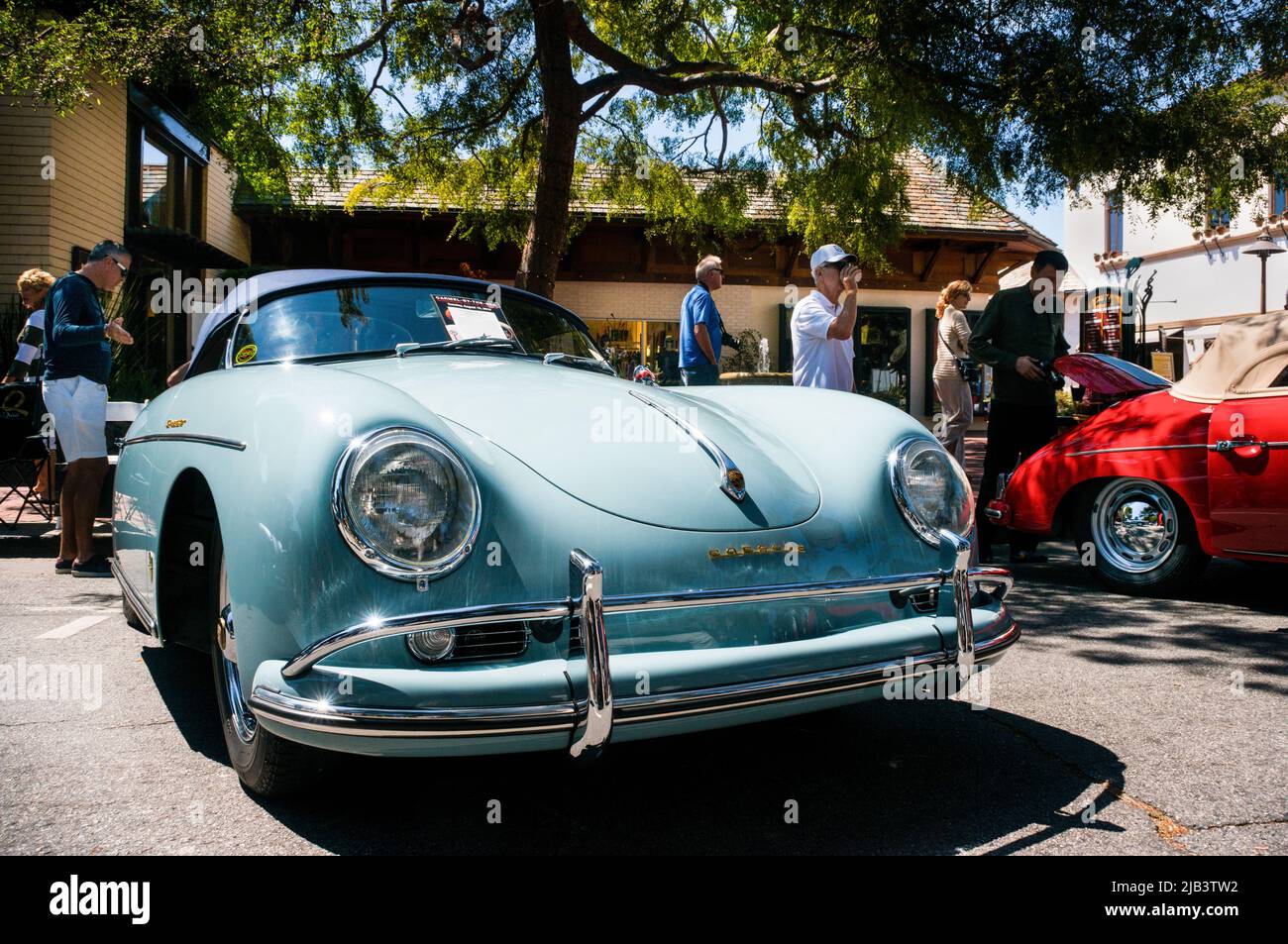 Ein blauer Vintage-Porsche, der während der Monterey Car Week auf dem Carmel-by-the-Sea Concours auf der Avenue gesehen wurde Stockfoto