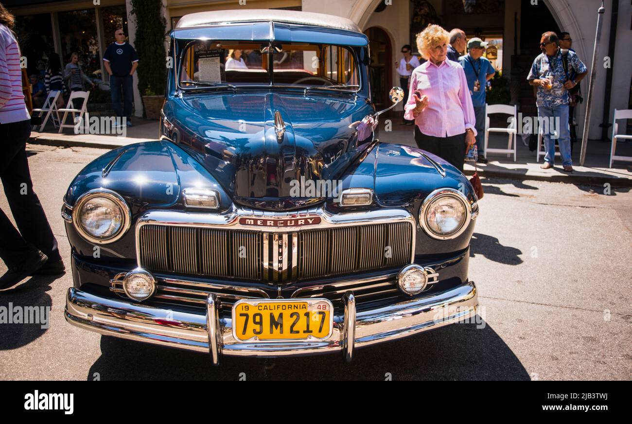 Die Zuschauer genießen Oldtimer in der Innenstadt von Carmel, die während der Monterey Car Week auf dem Carmel-by-the-Sea Concours auf der Avenue gesehen werden Stockfoto