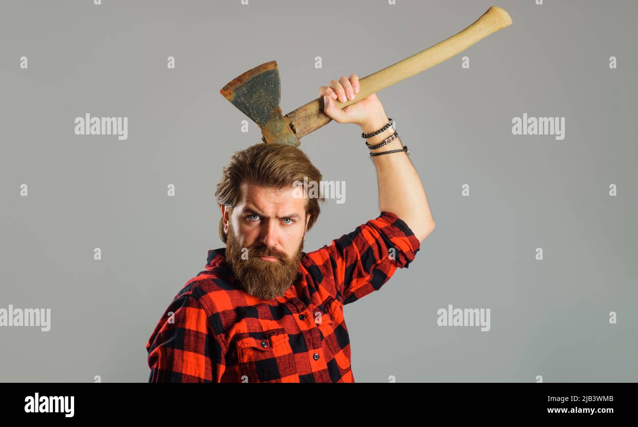 Bärtiger Mann im karierten Hemd mit Axt. Logger-Tools. Schneiden von Holz. Kanadischer Holzfäller mit Beil. Stockfoto
