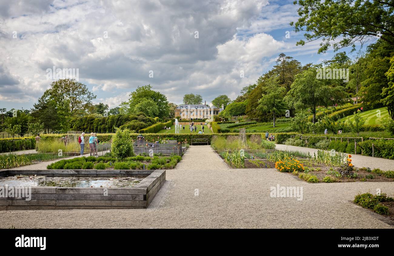 Blick auf die Gemüsegärten und die eleganten Gärten mit Springbrunnen vor dem Luxushotel im Newt, in der Nähe von Bruton, Somerset, Großbritannien, am 2. Juni 2022 Stockfoto