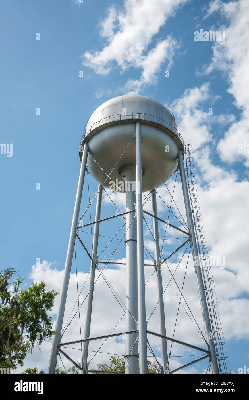 Wasserturm in einer kleinen Stadt im Norden Floridas. Stockfoto