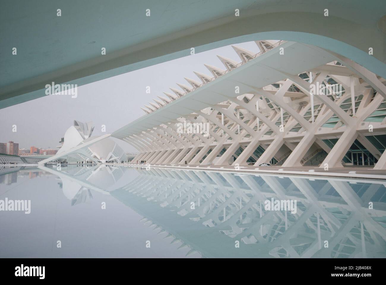 Blick auf das Stadion von Valencia in kühlen Blau- und Weißtönen, die Spiegelungen auf dem Wasser zeigen Stockfoto