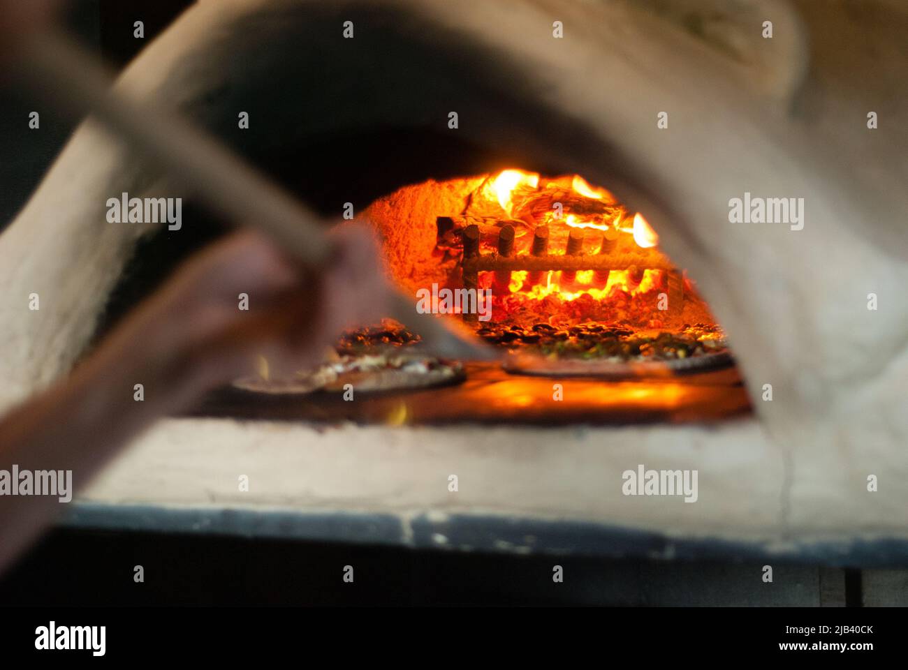 Holzofen Pizza Ofen mit heißem Feuer Stockfoto