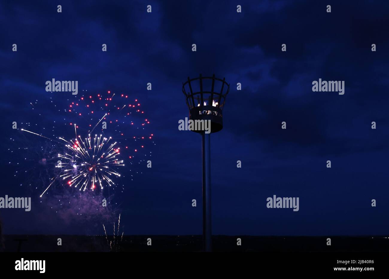 Mountsorrel, Leicestershire, Großbritannien. 2.. Juni 2022. Während der Feierlichkeiten zum Platinum Jubilee explodiert hinter dem Leuchtfeuer auf dem Castle Hill ein Feuerwerk. Tausende von Leuchttürmen wurden in den Regionen Großbritanniens angezündet, um Königin Elizabeth IIÕs 70.-jähriges Thronjahr zu markieren. Credit Darren Staples/Alamy Live News. Stockfoto